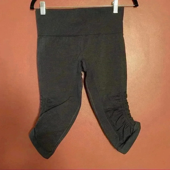 lululemon In The Flow Crop - Picture 1 of 8